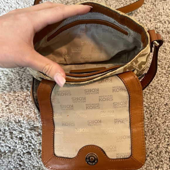 SOLD!! Micheal Kors MK Crossbody Purse 👜 - Picture 5 of 7